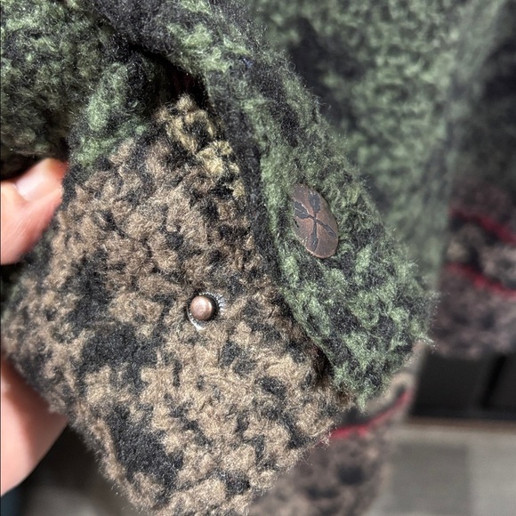 Legendary Whitetails Treasure Fuzzy Fleece Shacket,snap front,chest/hip pockets - Picture 4 of 12